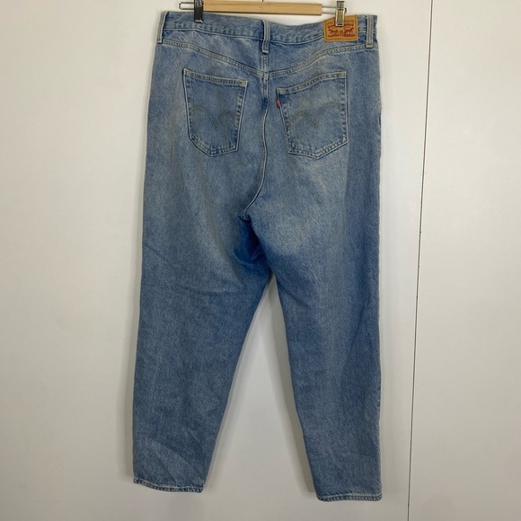 Levis High Waisted Mom Jean Distressed Size 34 Light Wash Denim - Picture 2 of 4